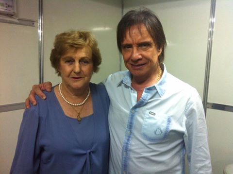 Anice e Roberto Carlos Dona Anice realizou o sonho de conhecer seu cantor favorito. (Foto da Assessoria de Imprensa do cantor Roberto Carlos).